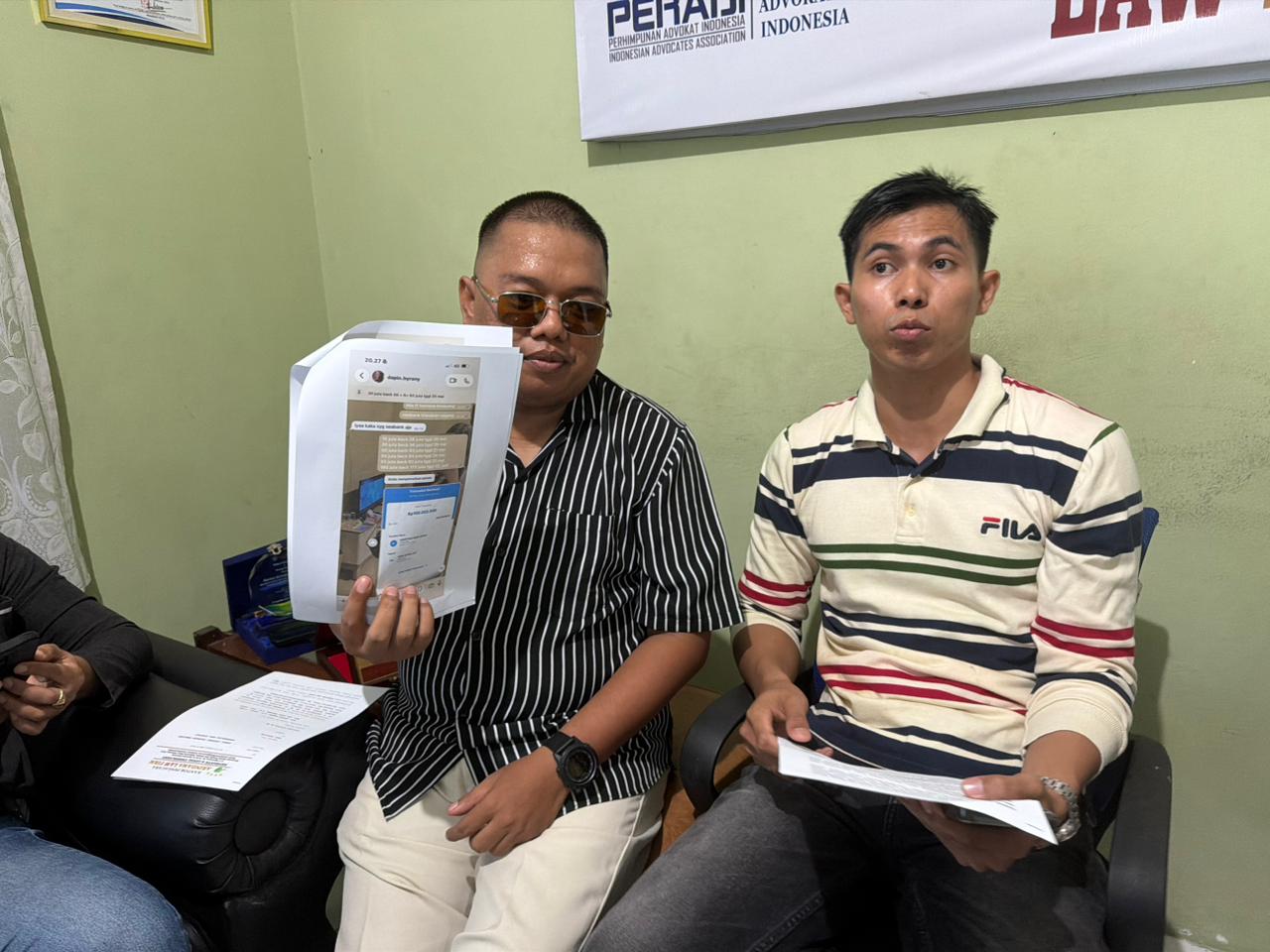 Ega Surya Perdana, S.H (kiri), Goklas Tambun, S.H (kanan), Tim kuasa hukum Arindama Law Firm.